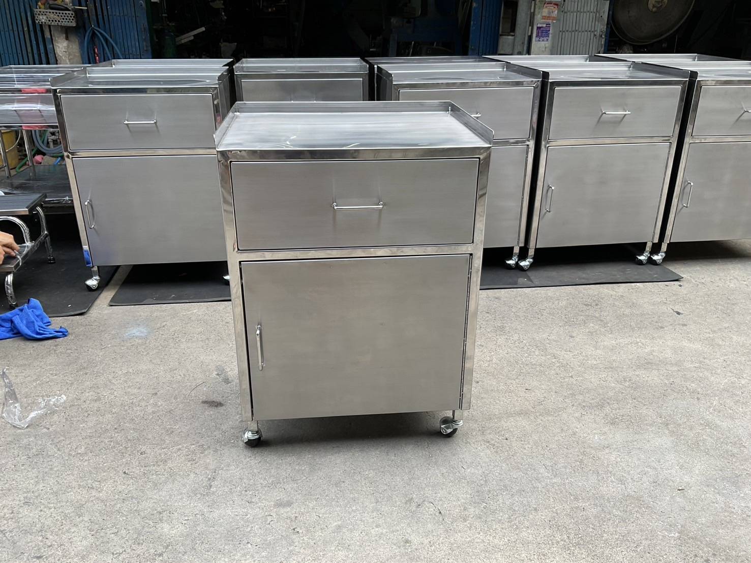 ตู้ข้างเตียงอเนกประสงค์